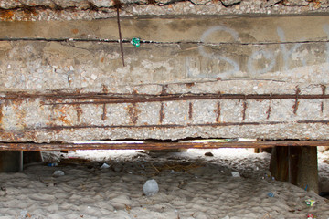 Deform bar of concrete beam are corrosion