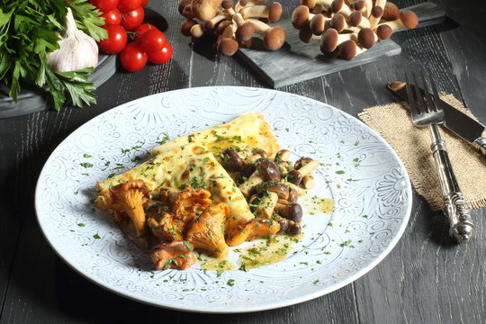 crespelle con funghi finferli sfondo grigio