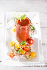 Gazpacho im Glas mit Tomatensalat und Brot