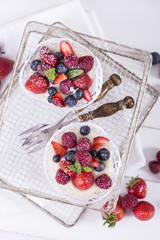 Dessert mit Beeren von oben