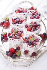 Cupcakes mit frischen Beeren