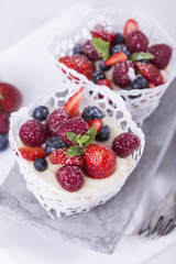 Dessert mit frischen Beeren