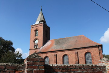 Blick zur Gülper Dorfkirche im Havelland
