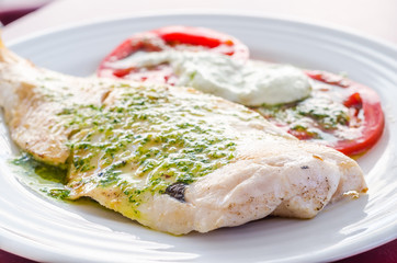 Filetto di merluzzo con pesto e contorno di caprese
