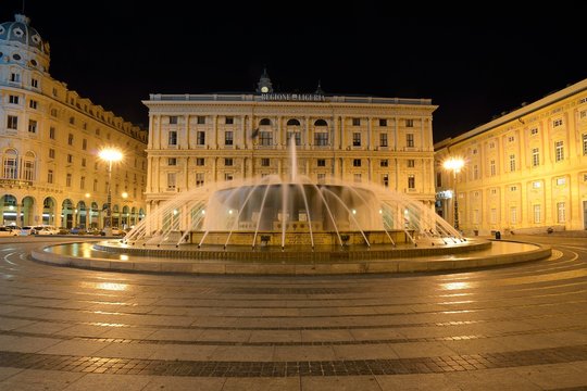 Genova, Piazza de Ferrari in notturna