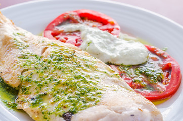 Filetto di merluzzo con pesto e contorno di caprese