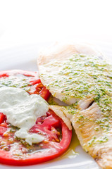 Filetto di merluzzo con pesto e contorno di caprese