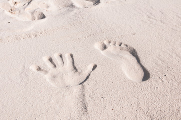 Pied et main dans le sable