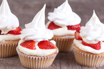 pavlova cupcakes