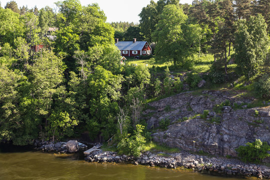 Cottage on a cliff in the Stockholm archipelago