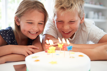 Obraz na płótnie Canvas Children Celebrating Birthday With Cake