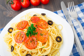 Pasta sliced with cherry tomatoes