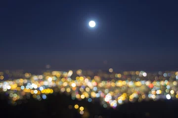 Keuken spatwand met foto Volle maan opkomst boven wazig stadslichtlandschap © jpldesigns