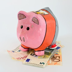 Cerdito Hucha Sobre Dinero En Fondo Blanco