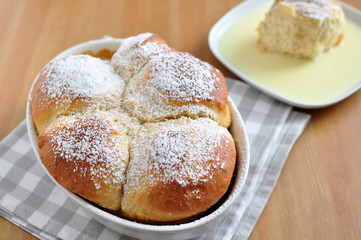 Buchteln mit Vanillesauce