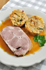 Schweinebraten mit Semmeknödel