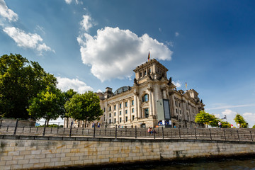 Fototapeta na wymiar Widok Reichstagu od Szprewy, Berlin, Niemcy