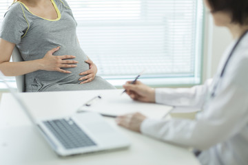 診察を受ける妊婦