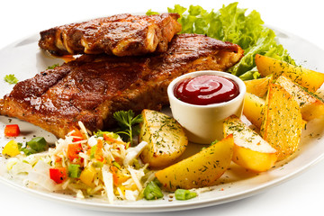 Tasty grilled ribs with vegetables