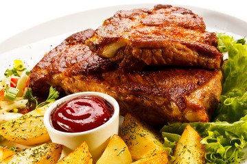 Tasty grilled ribs with vegetables