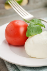 Tomate mit Mozzarella und Basilikum