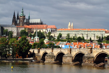Obraz premium Castello di Praga e Ponte Carlo con i turisti