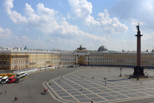 ロシアのサンクトペテルブルクの宮殿広場