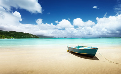 Fototapeta na wymiar łód¼ na plaży Wyspa Mahe, Seszele