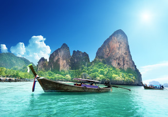 Fototapeta na wymiar Łodzie na plaży Railay w Krabi Tajlandia