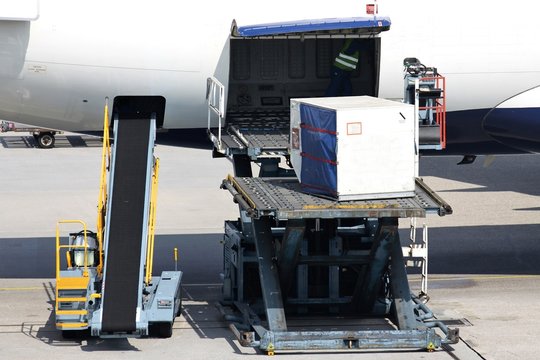 Verladung eines Frachtcontainers in den Unterflurbereich eines Passagierflugzeugs