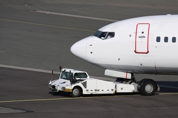 Flugzeugschlepper beim Pushback