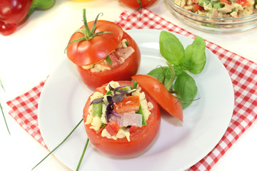 Gefüllte Tomaten mit Nudelsalat und Kresse
