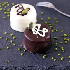 zwei petit fours in hell und dunkel