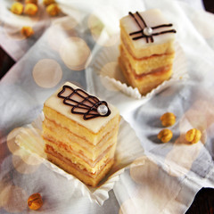 zwei elegante petit fours