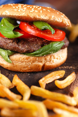 panino con hamburger e pomodoro