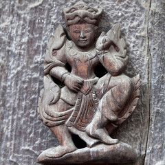 Fototapeta na wymiar Ancient drewniane rze¼bione w klasztorze Shwe Nan Daw, Myanmar