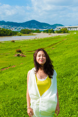 草原と女性