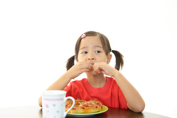 食事を楽しむ女の子