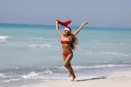 ragazza in costume con cappello natalizio