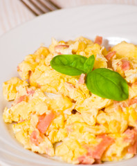 scrambled eggs with ham and cheese