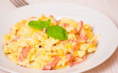 scrambled eggs with ham and cheese