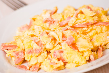 scrambled eggs with ham and cheese