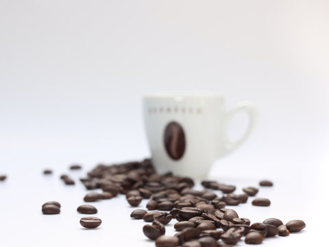 Kaffeebohnen und Espressotasse