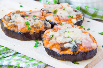 Aubergine pizza with tomato sauce, mushrooms, ham and cheese