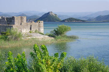 Fototapeta na wymiar Lesendro Zamek na Park Narodowy Jezioro Szkoderskie, Czarnogóra
