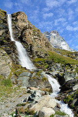 Fototapeta na wymiar Wodospad w wysokich górach