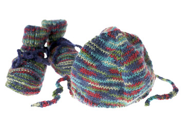 gestrickte Babyschuhe und Strickmütze isoliert