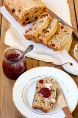 Oat and spelt flour bread with berries