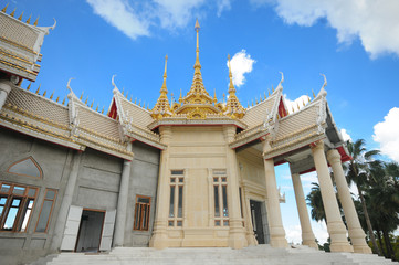 Naklejka premium temple in Thailand with blue sky