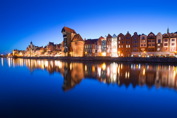 Naklejka premium Old town of Gdansk with ancient crane at night, Poland